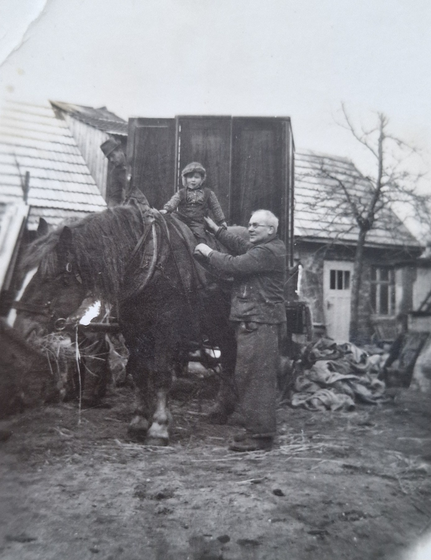 Historische Familienaufnahme mit Pferd und Wagen