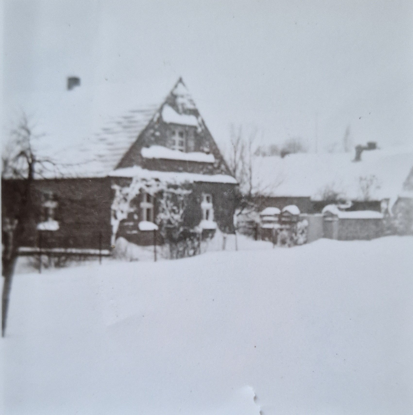Historische Winteraufnahme des Hofes